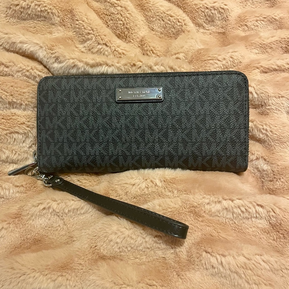Like New Michael Kors Leather Continental Wristlet